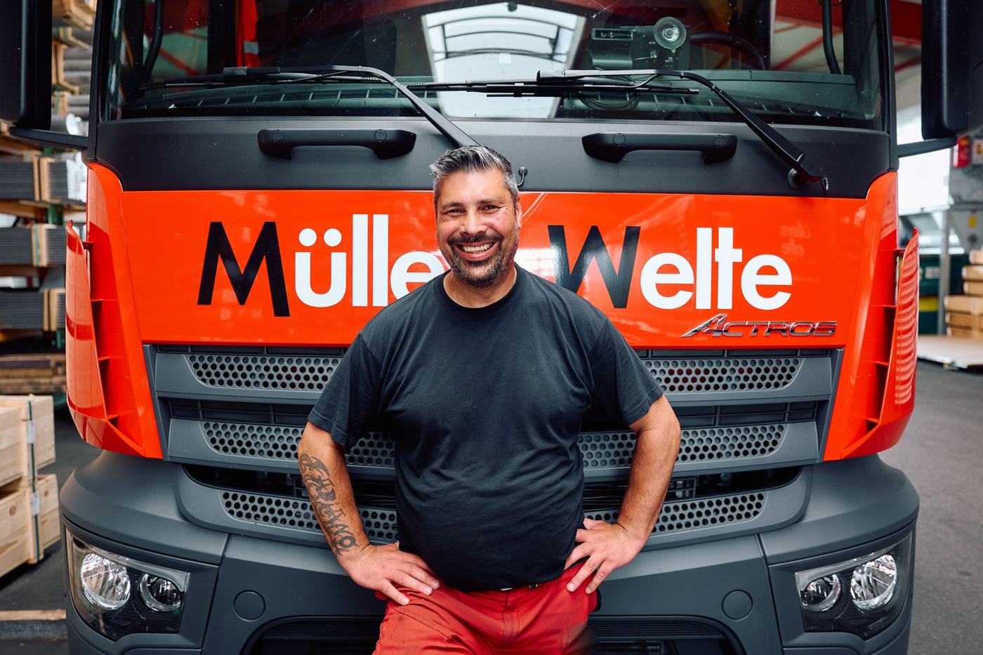 Mitarbeiter vor dem Müller-&-Welte-Lkw